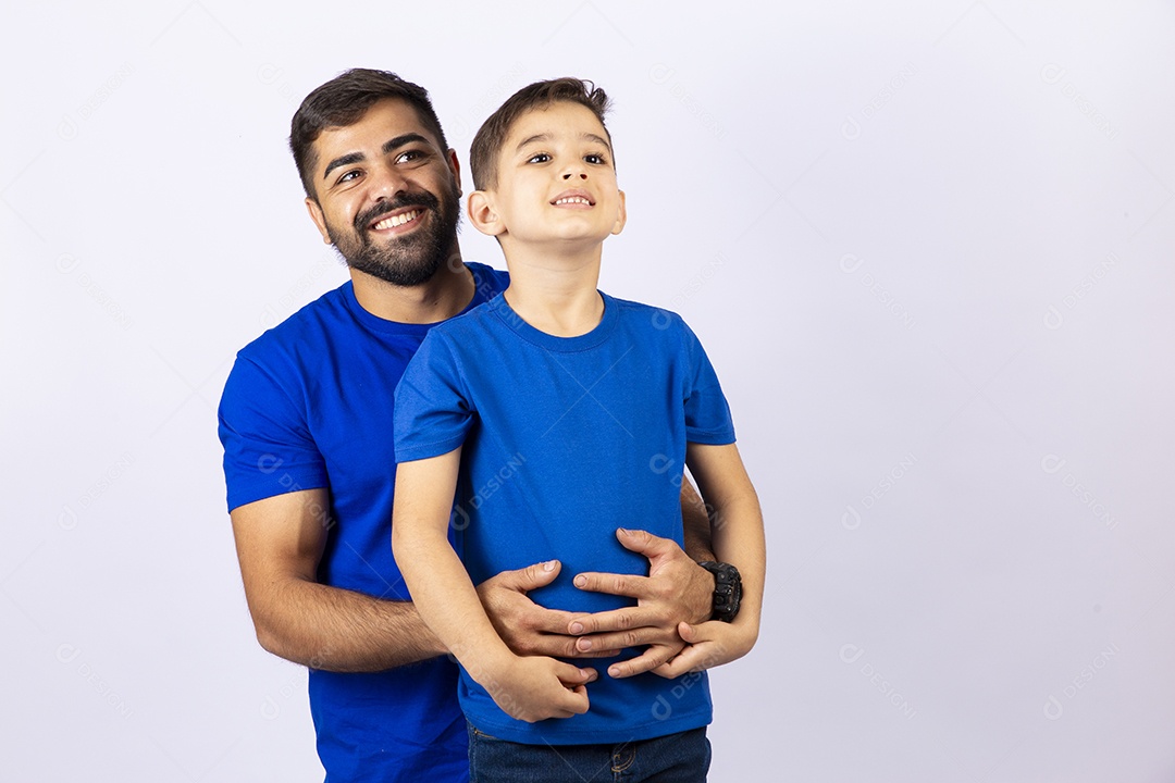 Pai e filho juntos de camiseta azul em fundo branco