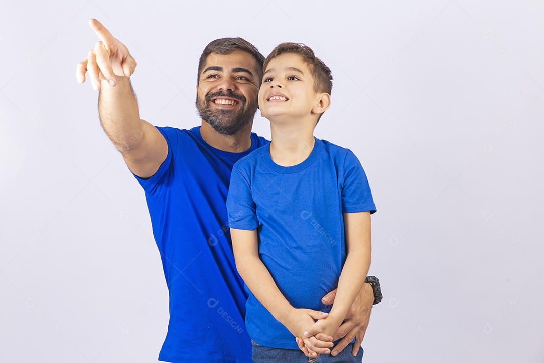 Pai e filho juntos de camiseta azul em fundo branco