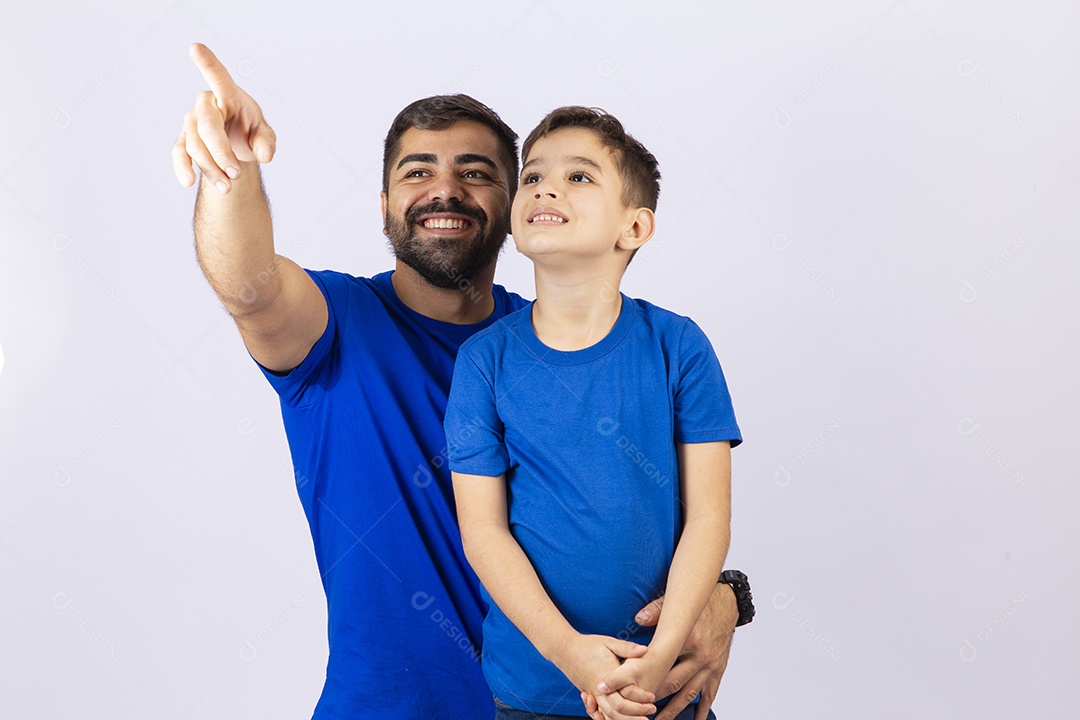 Pai e filho juntos de camiseta azul em fundo branco