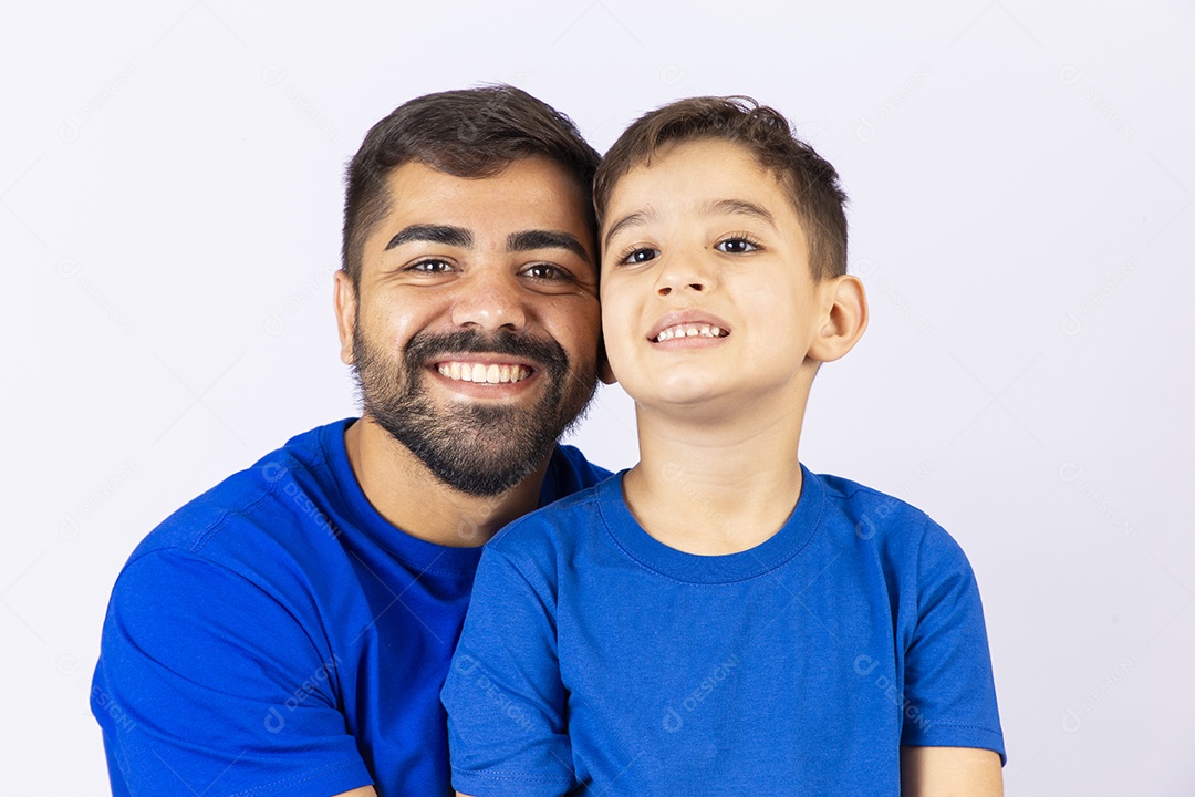 Pai e filho juntos de camisa azul em fundo branco