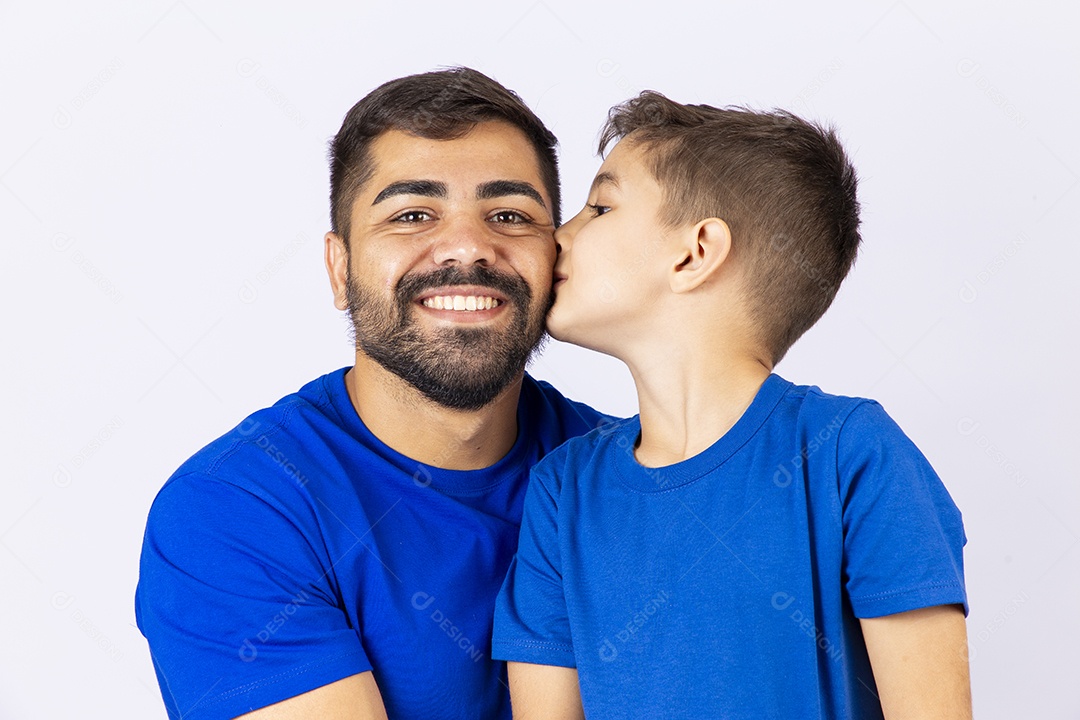 Pai e filho juntos de camisa azul em fundo branco