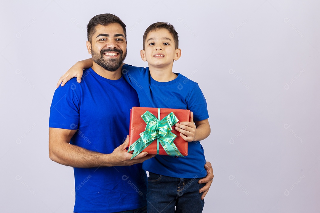 Pai e filho juntos de camisa azul em fundo branco