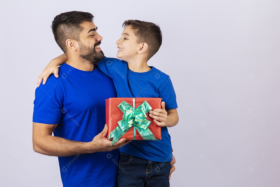 Pai e filho juntos de camisa azul em fundo branco