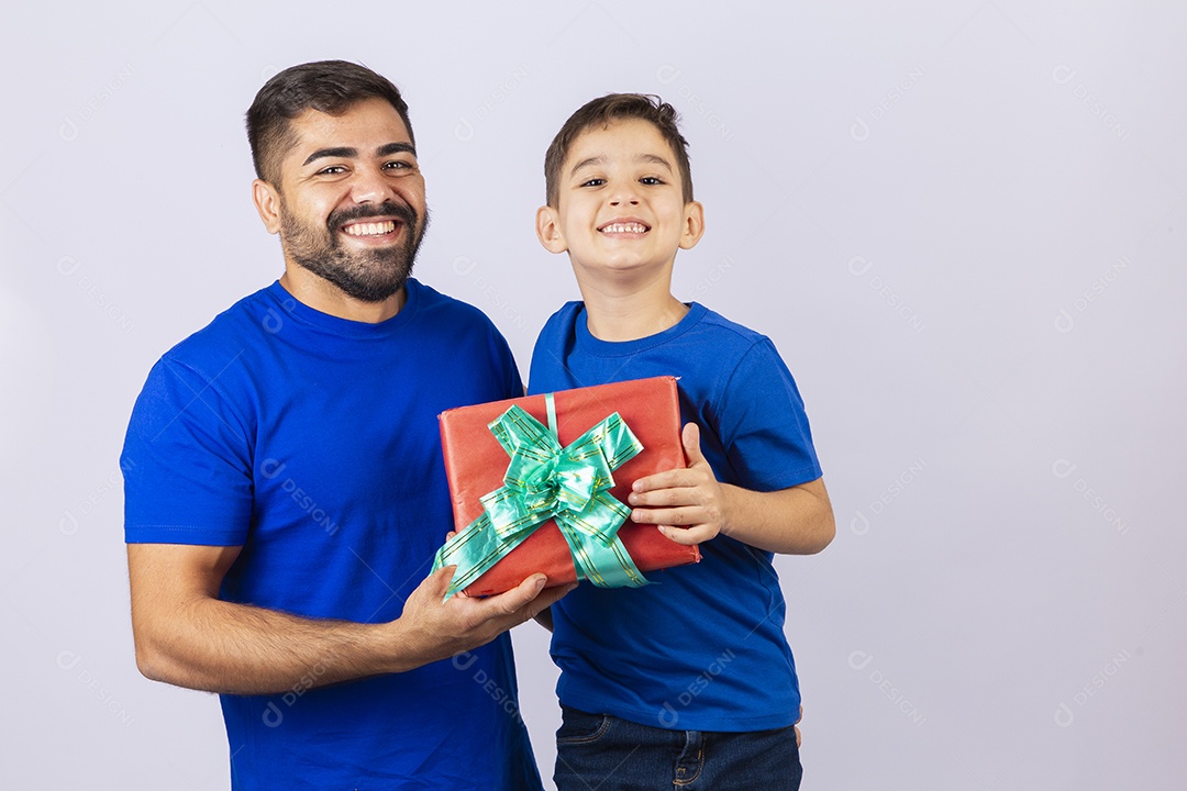 Pai e filho juntos de camisa azul em fundo branco