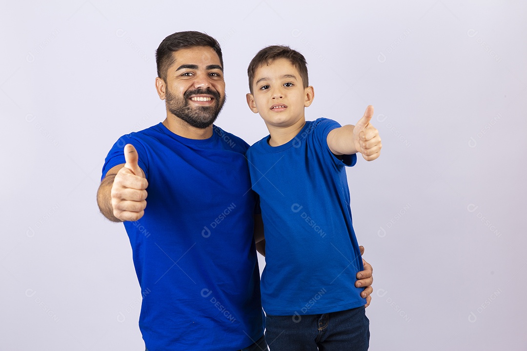 Pai e filho de camiseta azul em fundo branco