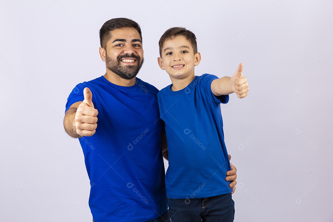 Pai e filho de camiseta azul em fundo branco
