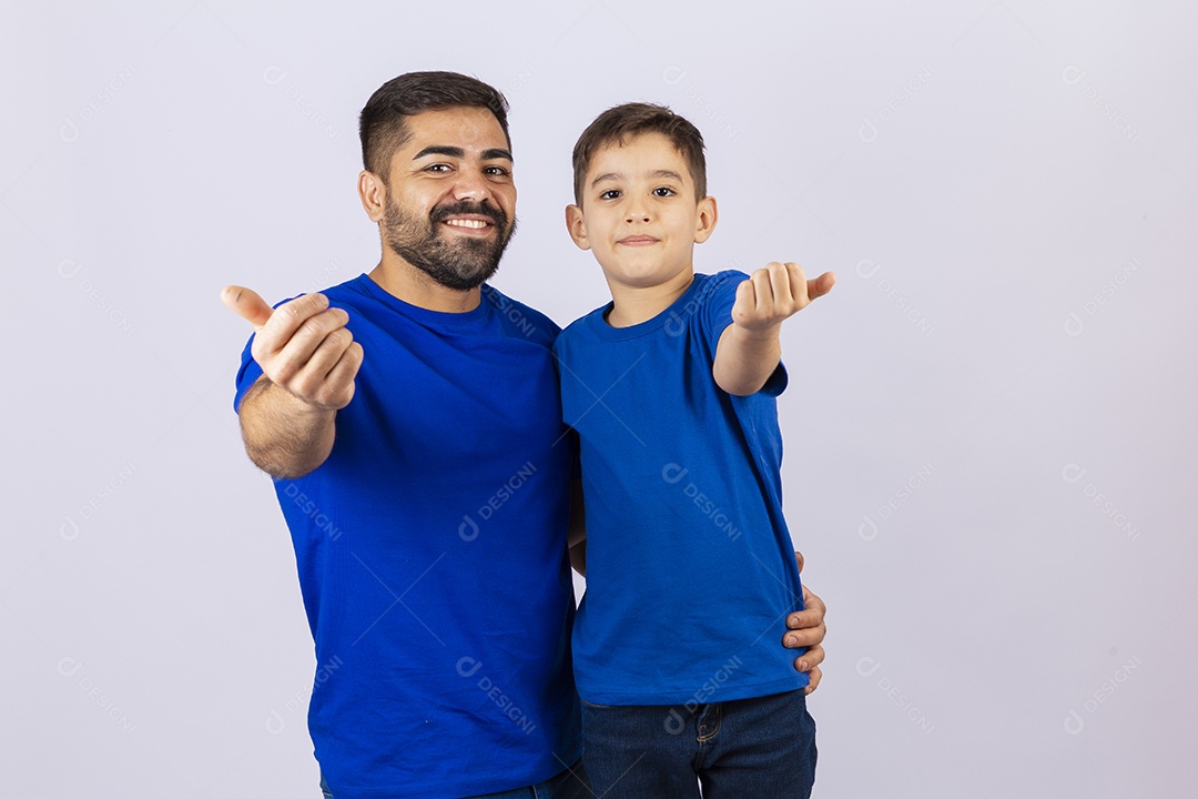 Pai e filho de camiseta azul em fundo branco