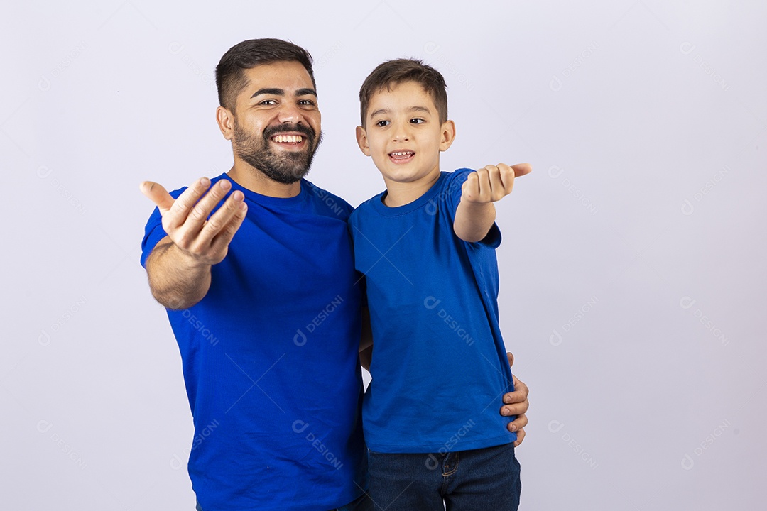 Pai e filho de camiseta azul em fundo branco