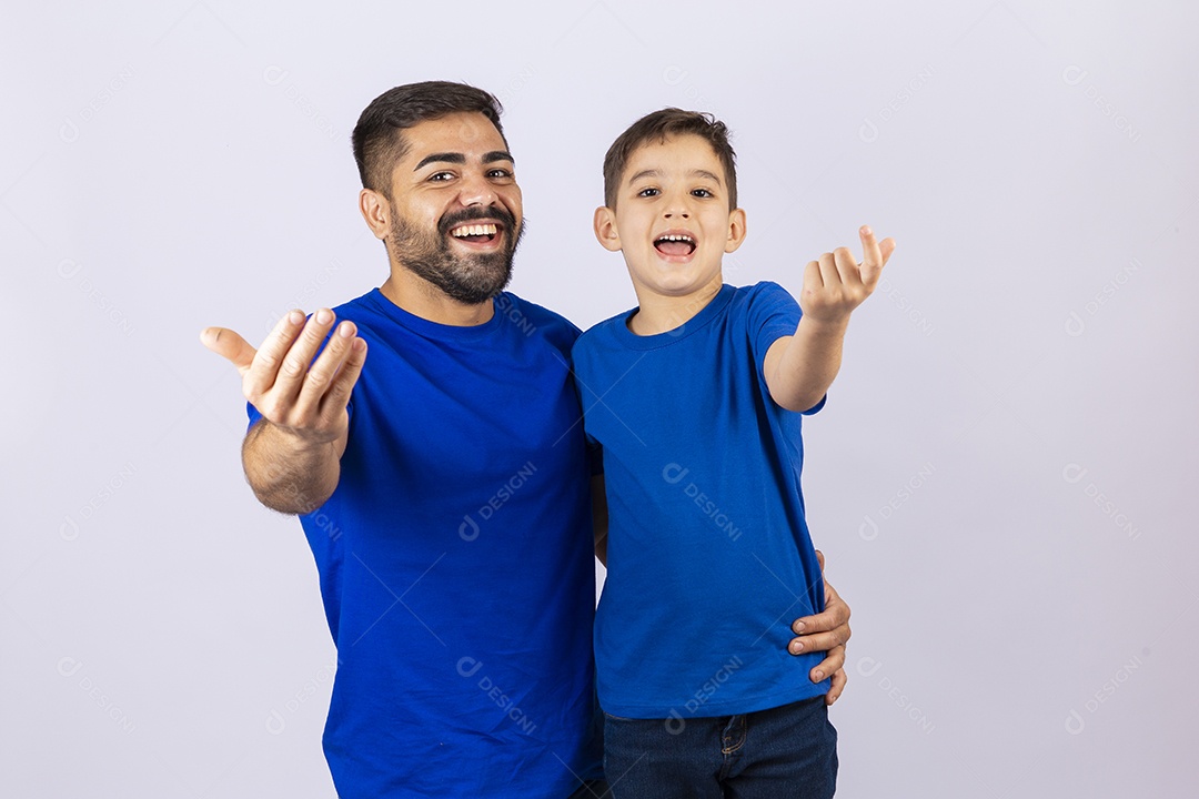 Pai e filho de camiseta azul em fundo branco