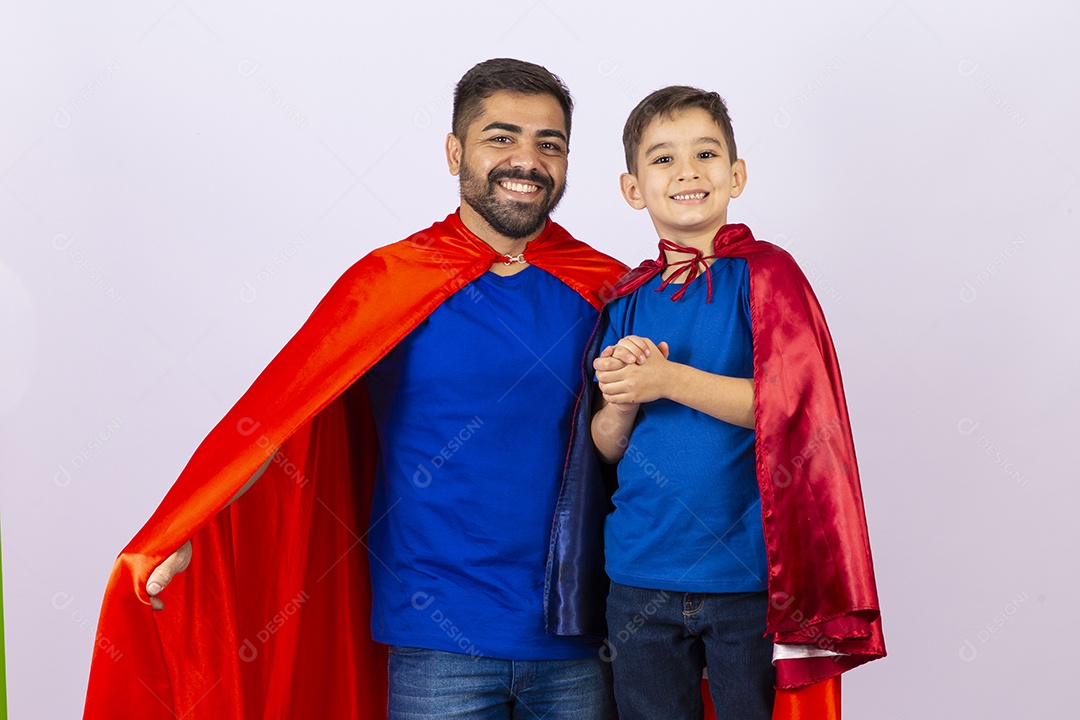 Pai e filho de com capa de super herói em fundo branco