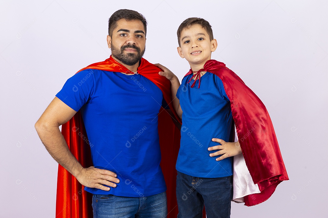 Pai e filho juntos com capa de super herói