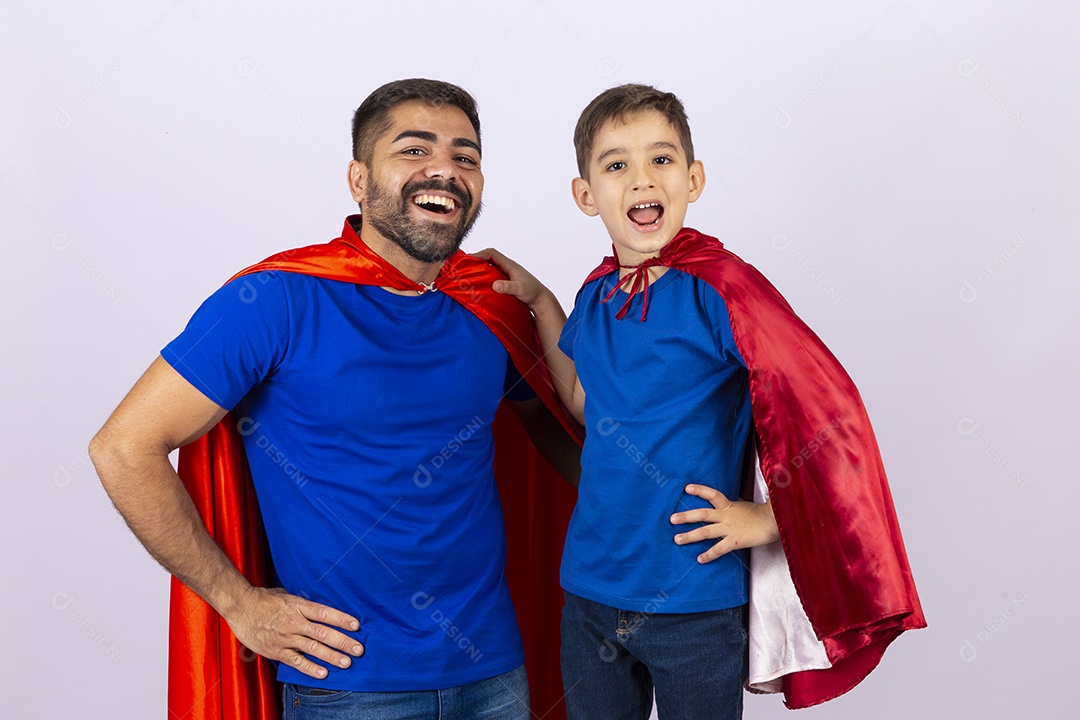 Pai e filho juntos com capa de super herói