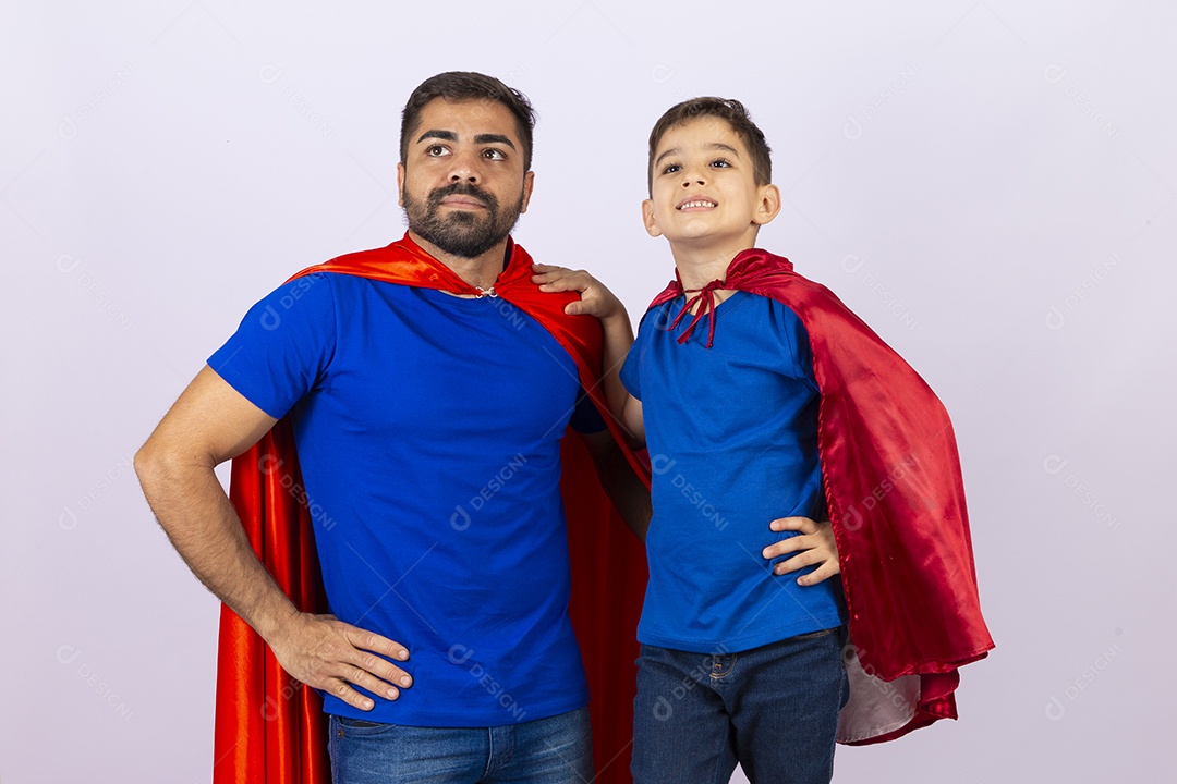 Pai e filho de com capa de super herói em fundo branco