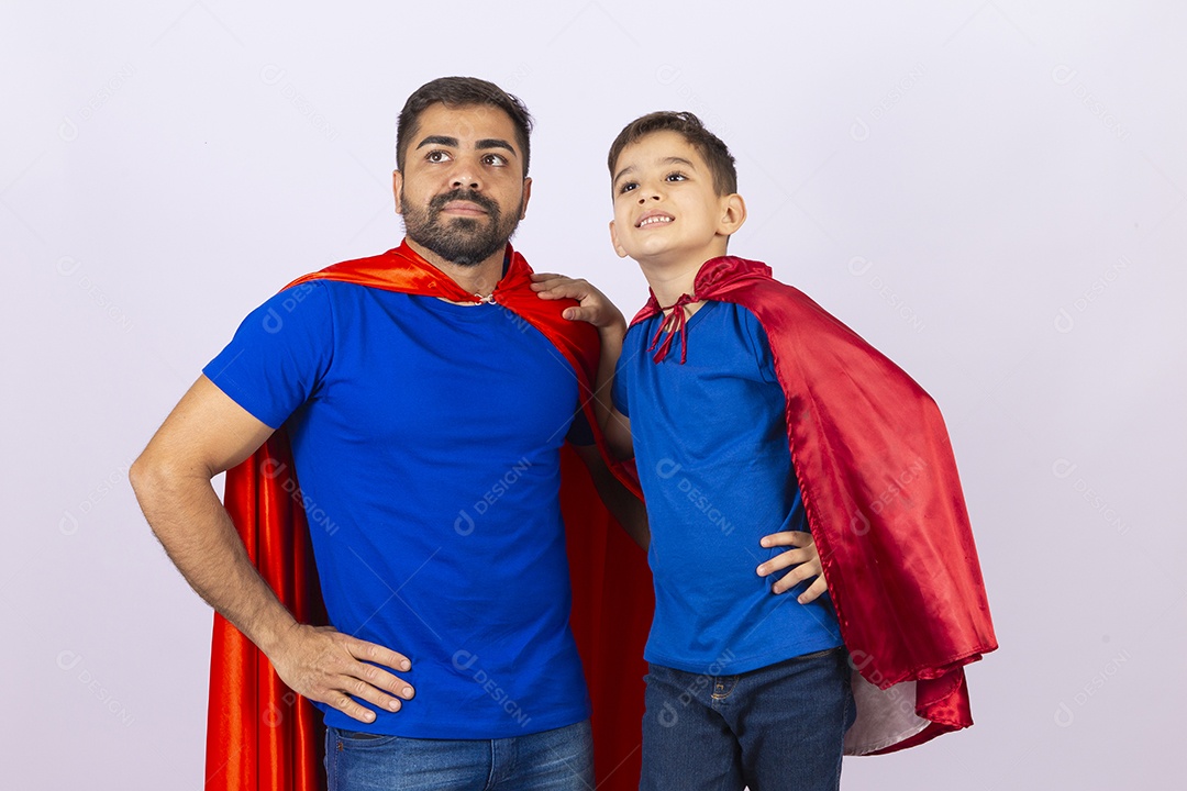 Pai e filho de com capa de super herói em fundo branco