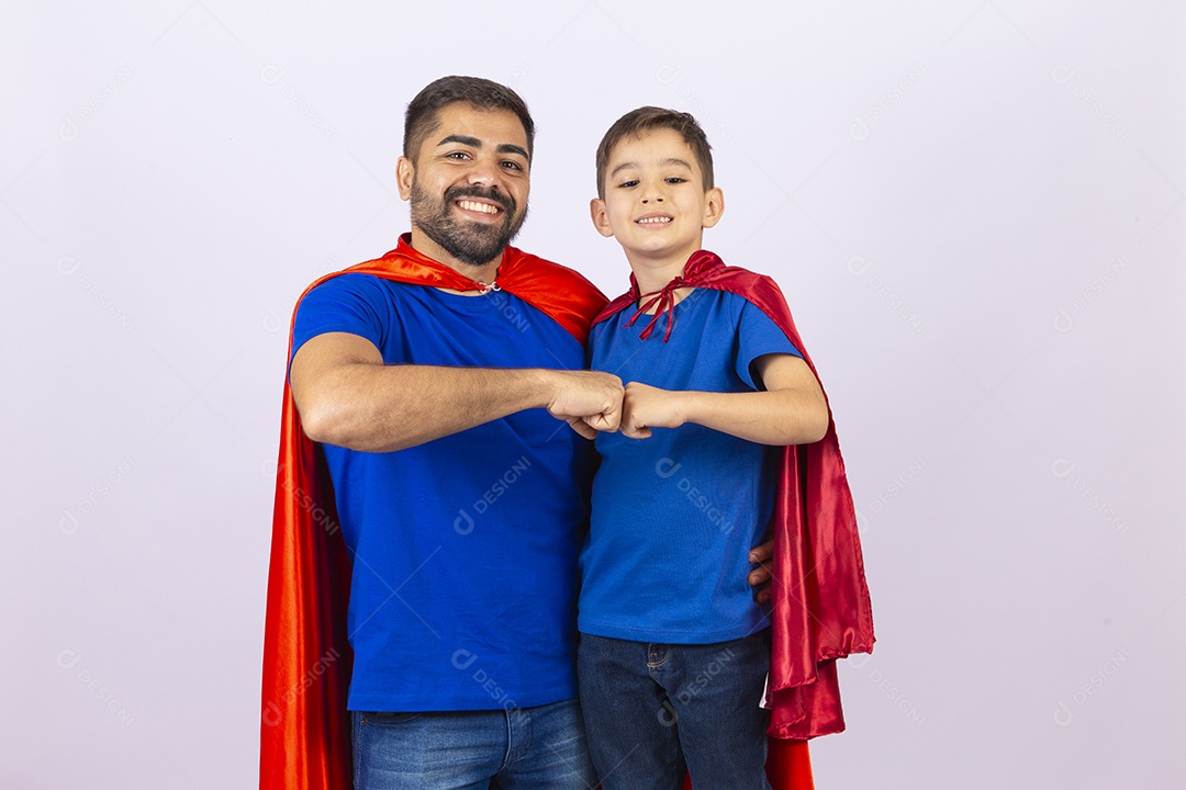 Pai e filho de com capa de super herói em fundo branco