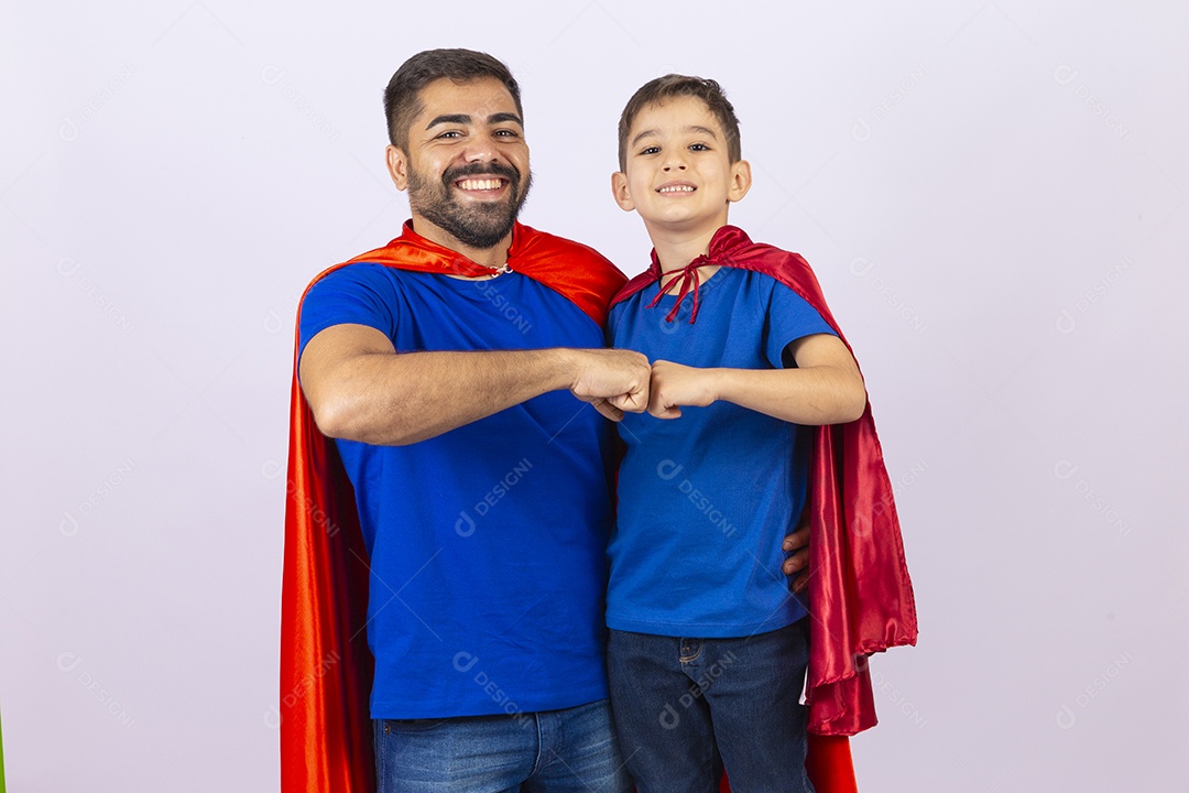 Pai e filho de com capa de super herói em fundo branco