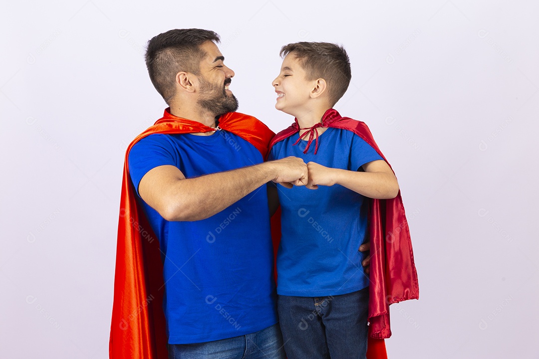 Pai e filho de com capa de super herói em fundo branco