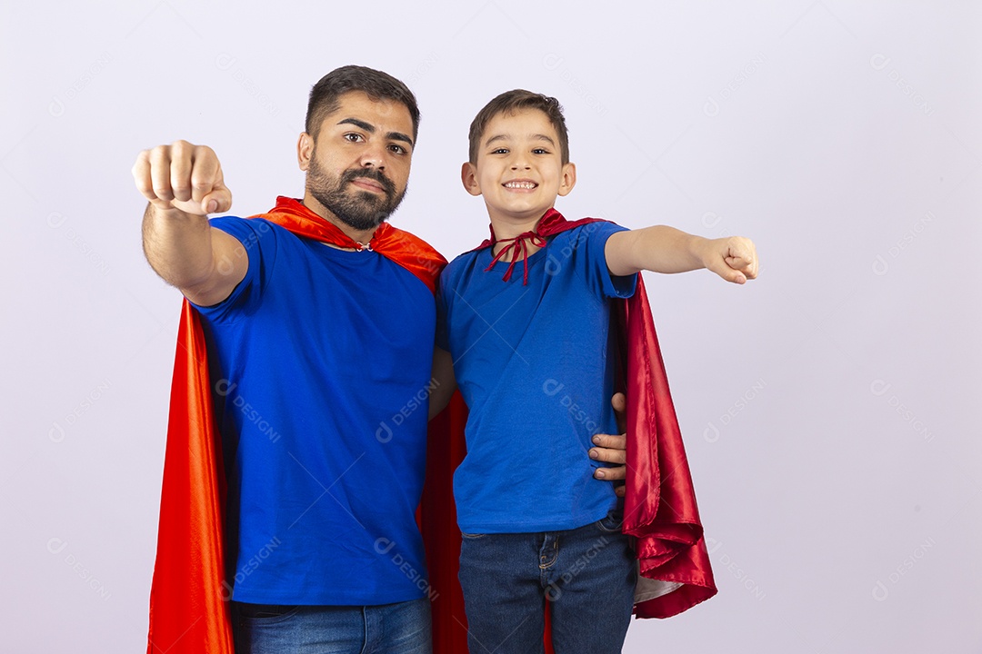 Pai e filho de com capa de super herói em fundo branco