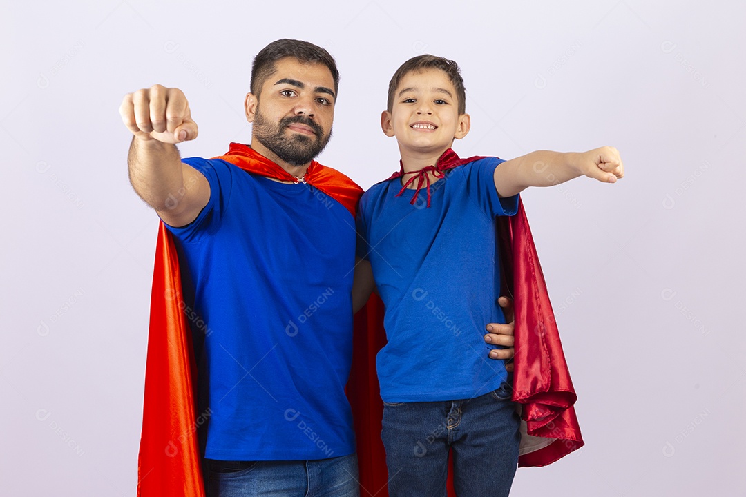 Pai e filho de com capa de super herói em fundo branco