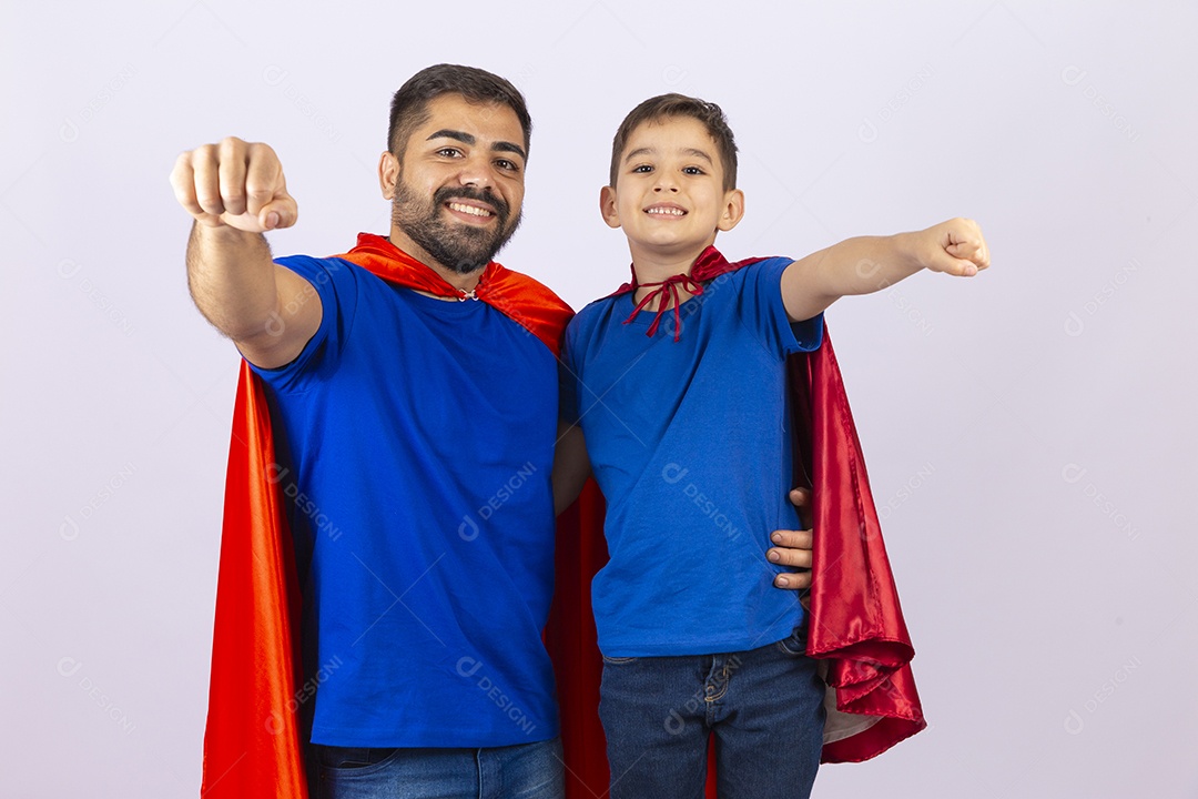 Pai e filho de com capa de super herói em fundo branco