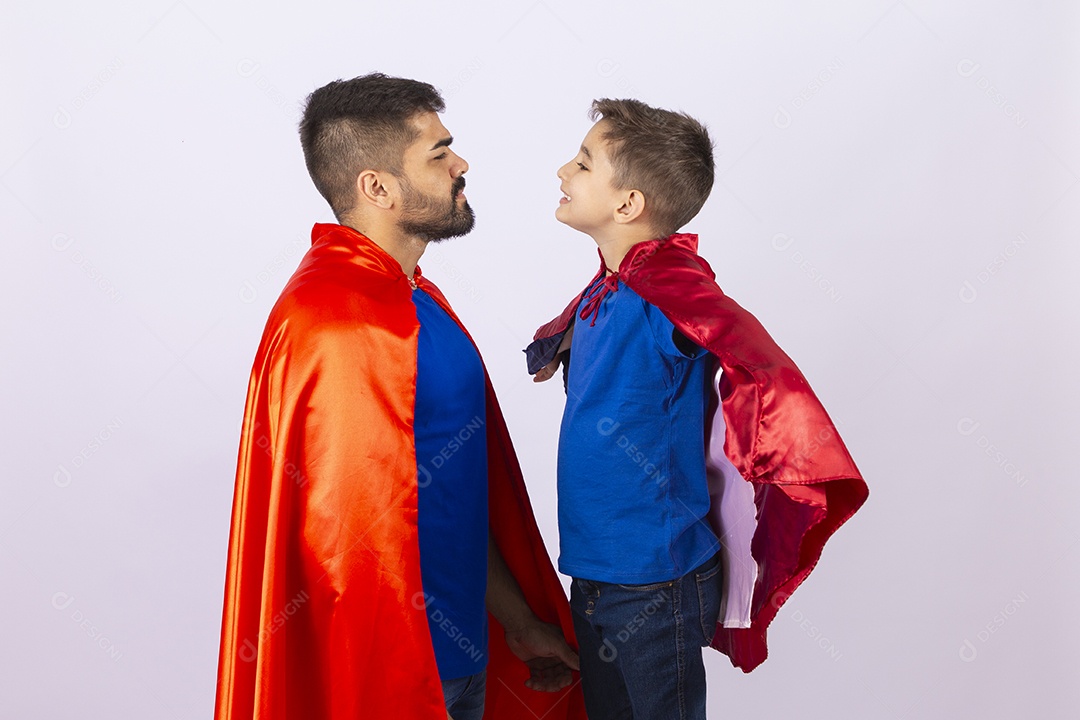Pai e filho de com capa de super herói em fundo branco