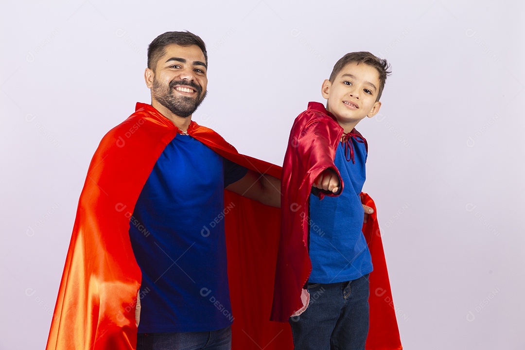 Pai e filho de com capa de super herói em fundo branco