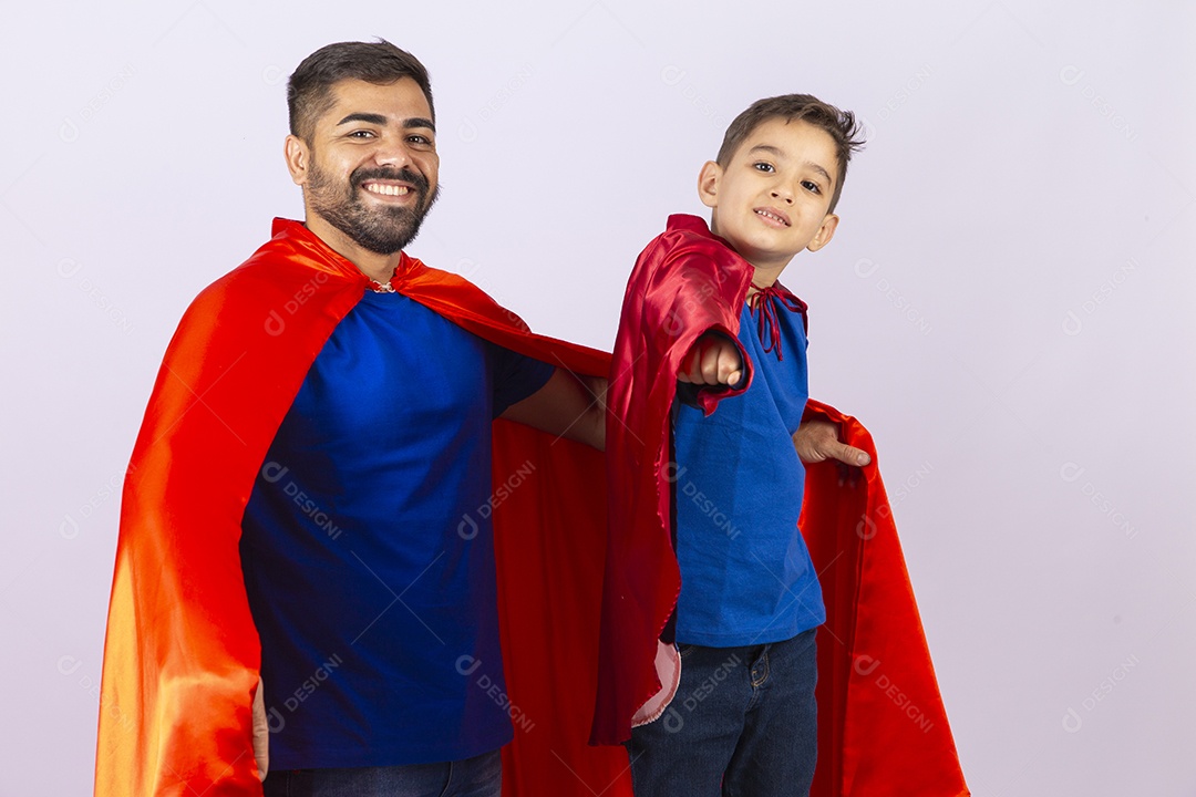 Pai e filho de com capa de super herói em fundo branco