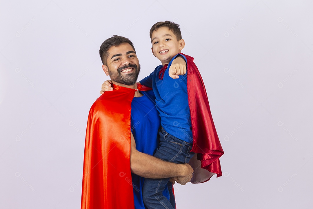 Pai e filho de com capa de super herói em fundo branco