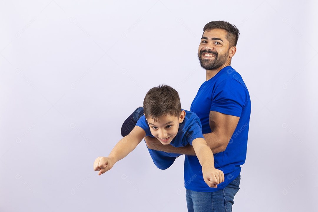 Pai e filho brincando de super herói em fundo branco