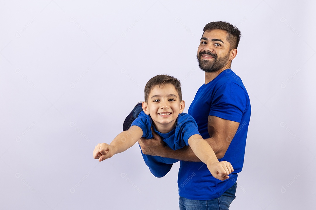 Pai e filho juntos brincando em fundo branco