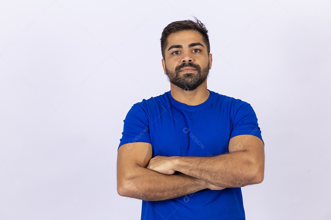 Homem barbudo com camiseta azul em fundo branco