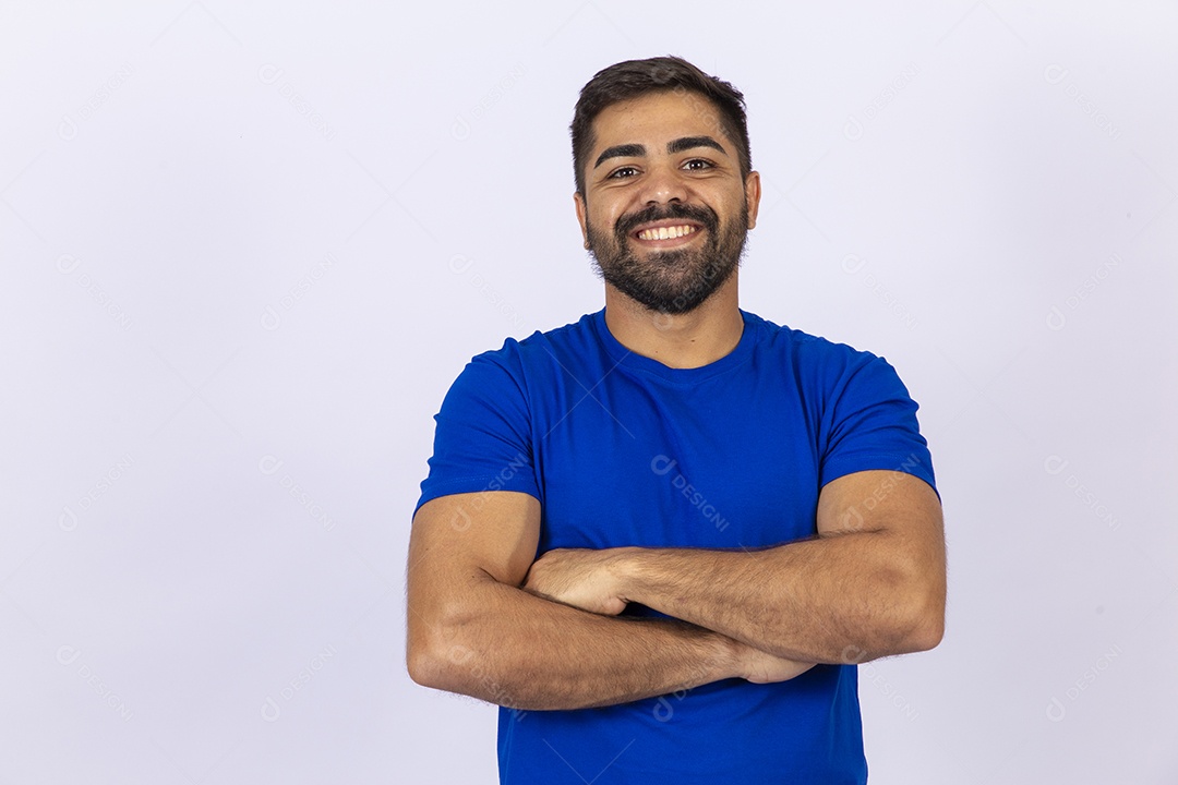 Homem barbudo pai de camiseta azul em fundo branco