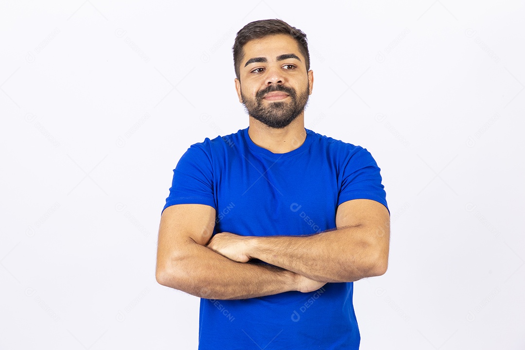 Homem barbudo pai de camiseta azul em fundo branco