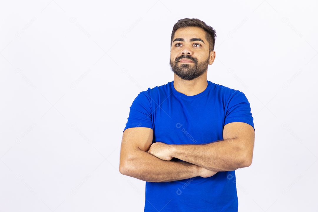 Homem barbudo pai de camiseta azul em fundo branco