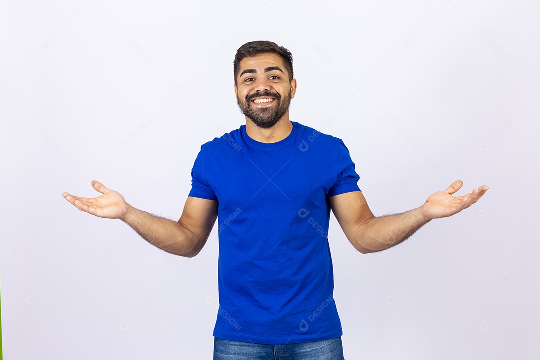 Homem barbudo pai de camiseta azul em fundo branco
