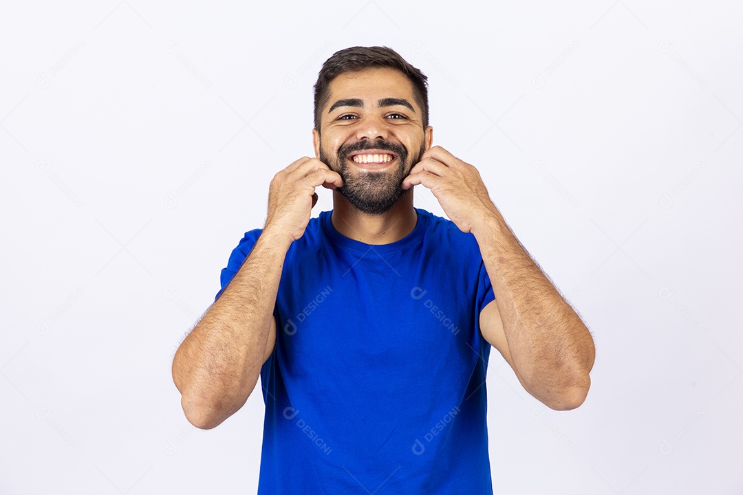 Homem barbudo pai de camiseta azul em fundo branco