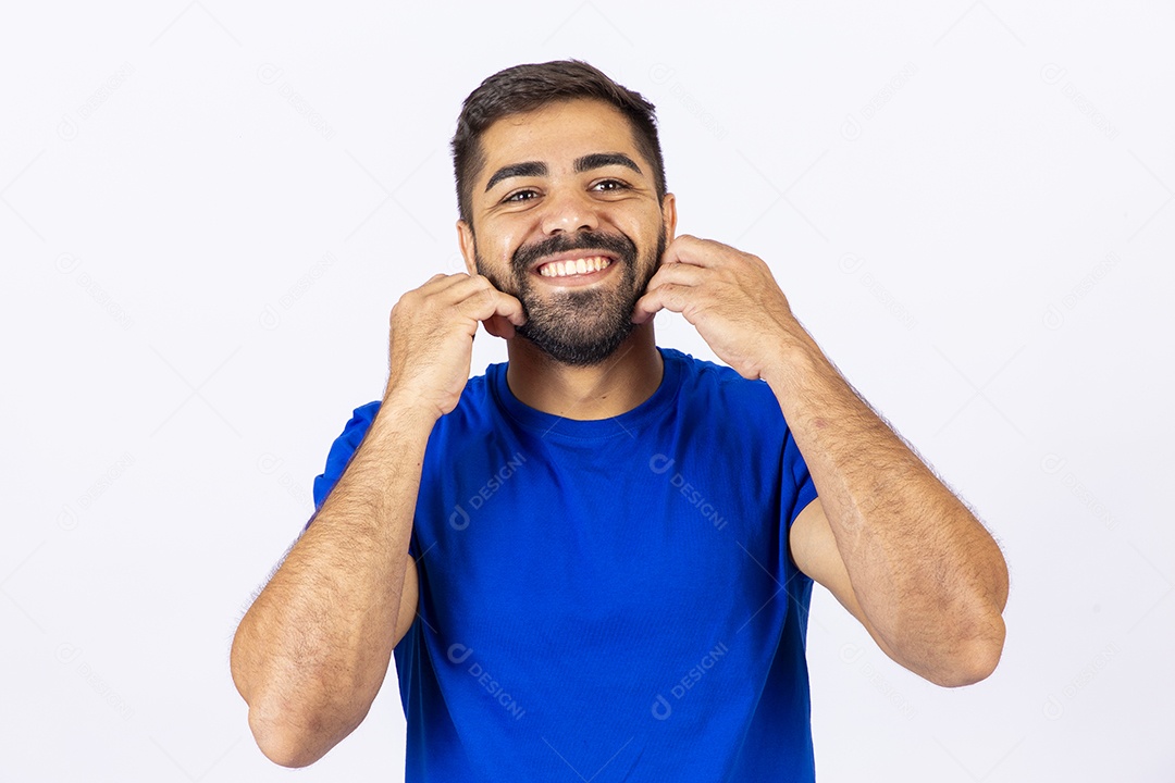 Homem barbudo com camiseta azul em fundo branco