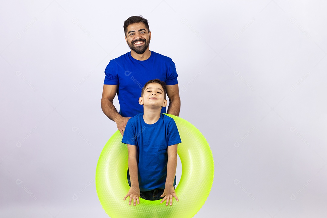 Pai e filho de camiseta azul em fundo branco