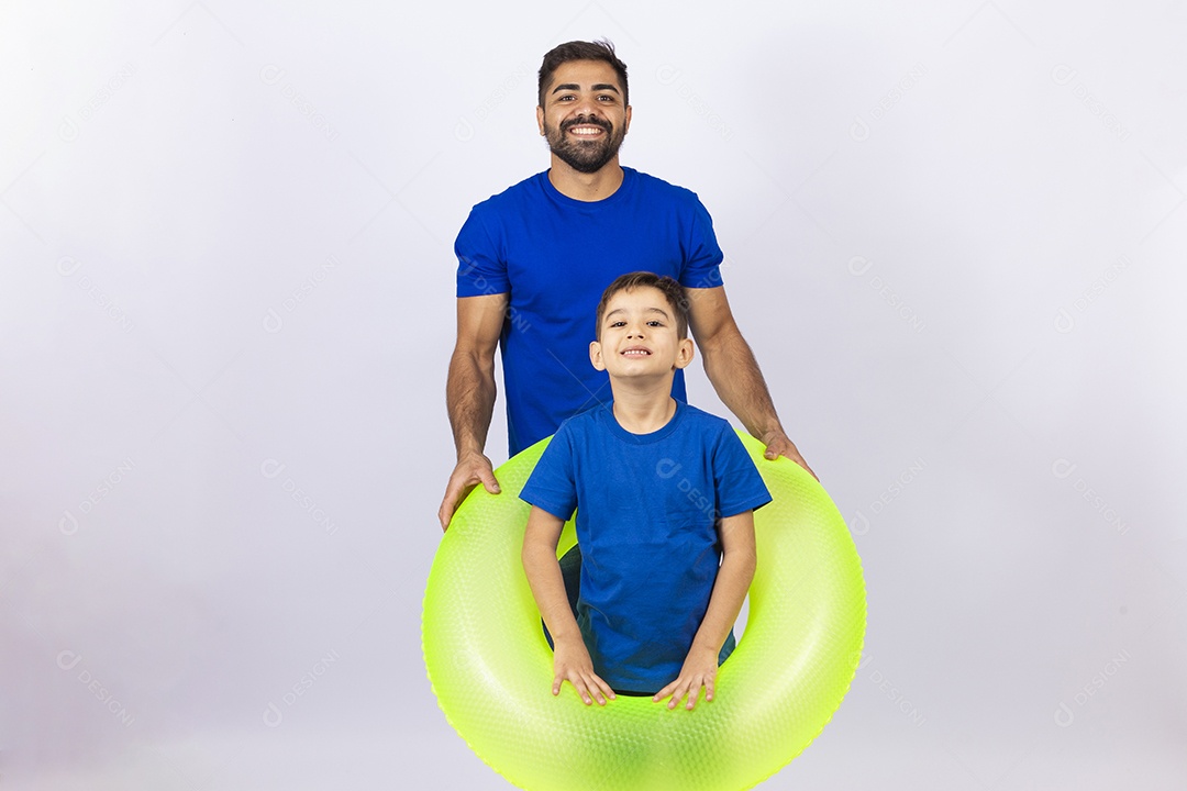 Pai e filho de camiseta azul em fundo branco
