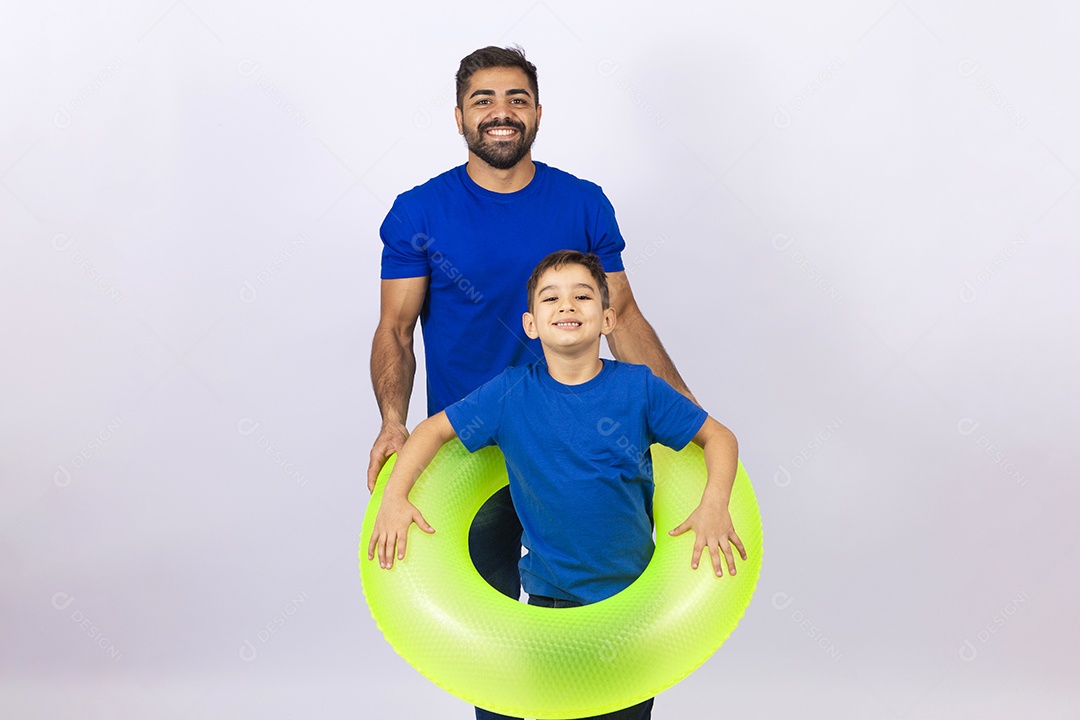 Pai e filho de camiseta azul em fundo branco