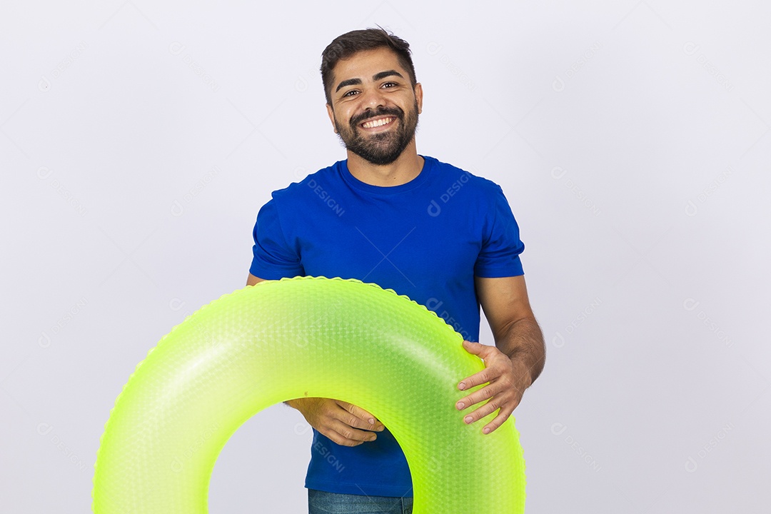 Homem sorridente segurando boia