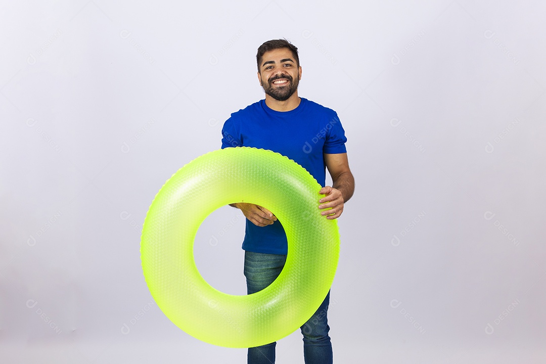 Homem sorridente segurando boia amarela em fundo branco