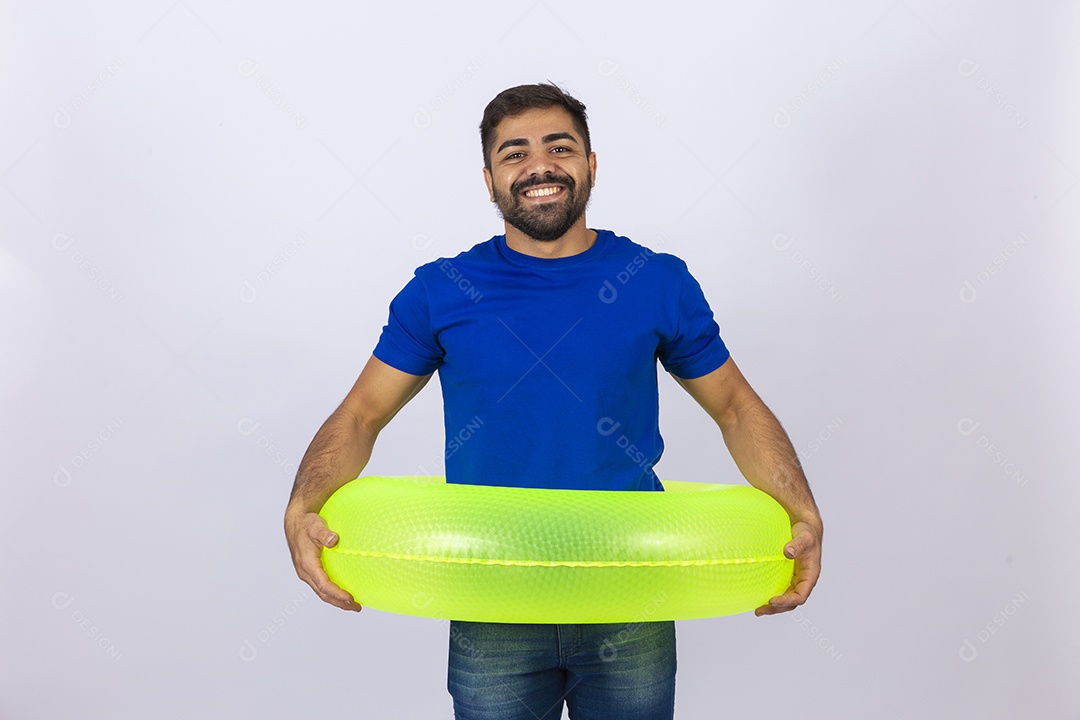 Homem sorridente segurando boia amarela em fundo branco
