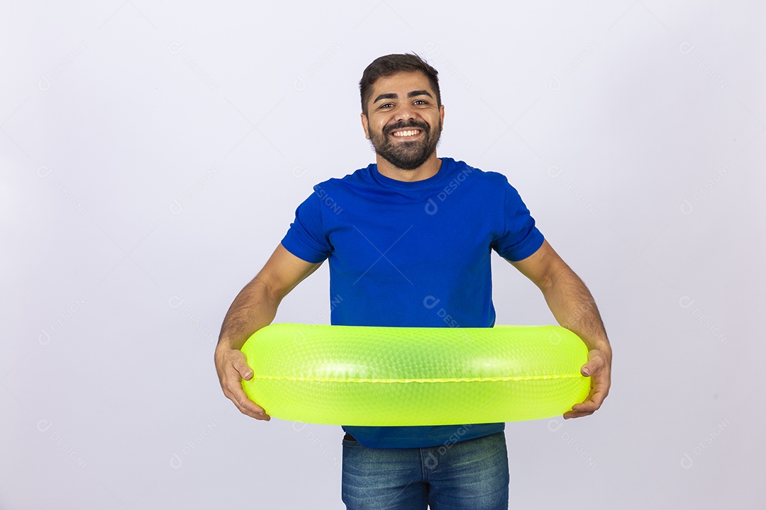 Homem sorridente segurando boia amarela em fundo branco