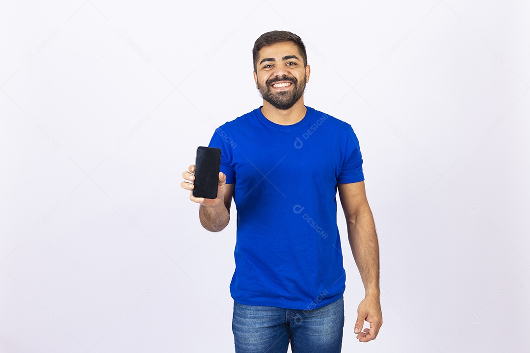 Homem sorridente segurando celular em fundo branco