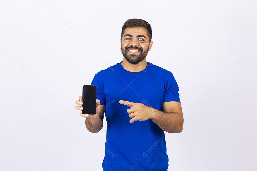 Homem sorridente segurando celular em fundo branco