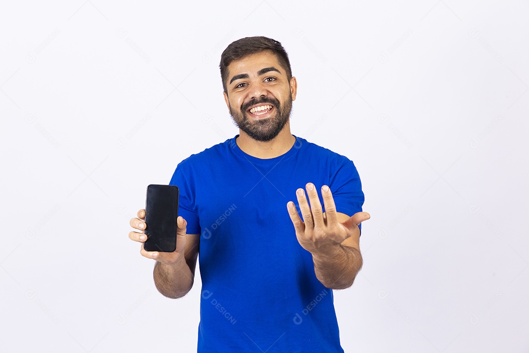 Homem sorridente segurando celular em fundo branco