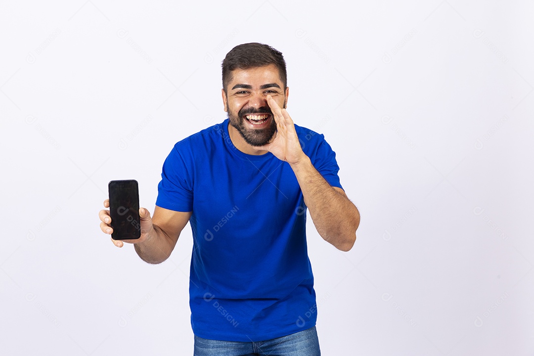 Homem sorridente segurando celular em fundo branco