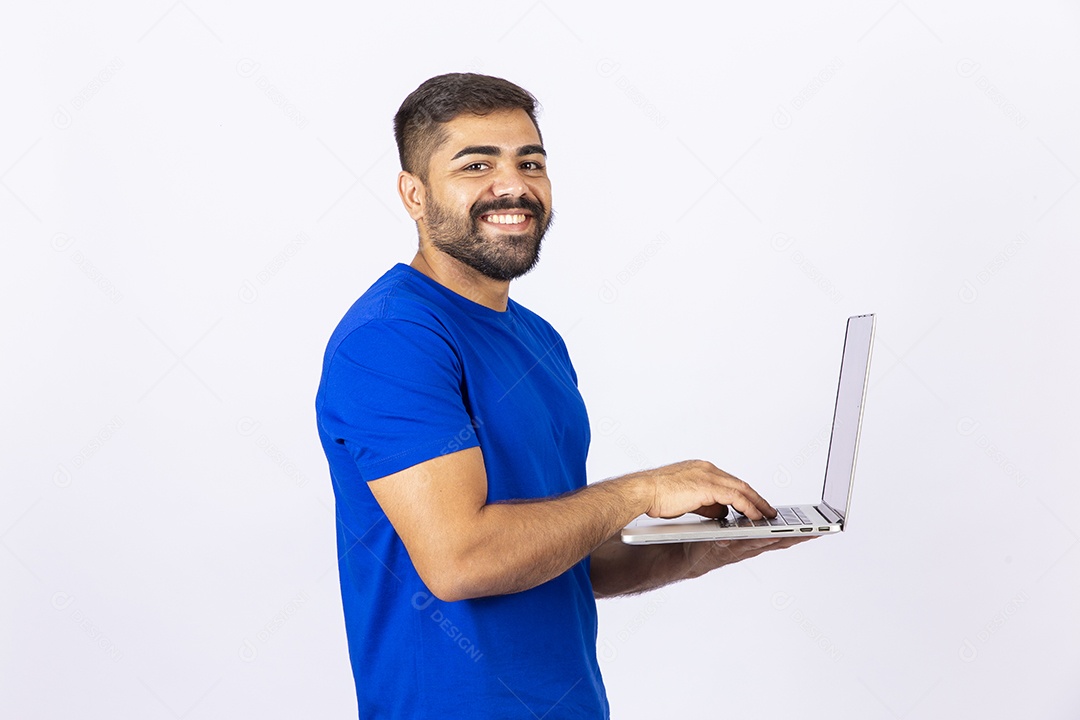 Homem barbudo mexendo no notebook em fundo branco