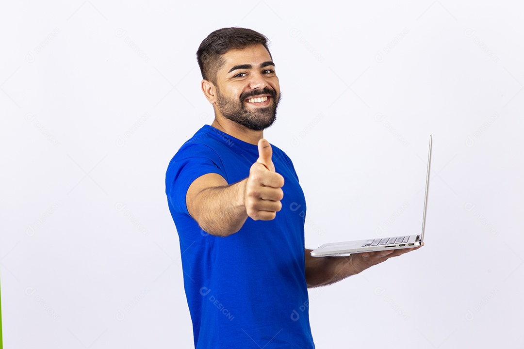 Homem barbudo mexendo no notebook em fundo branco